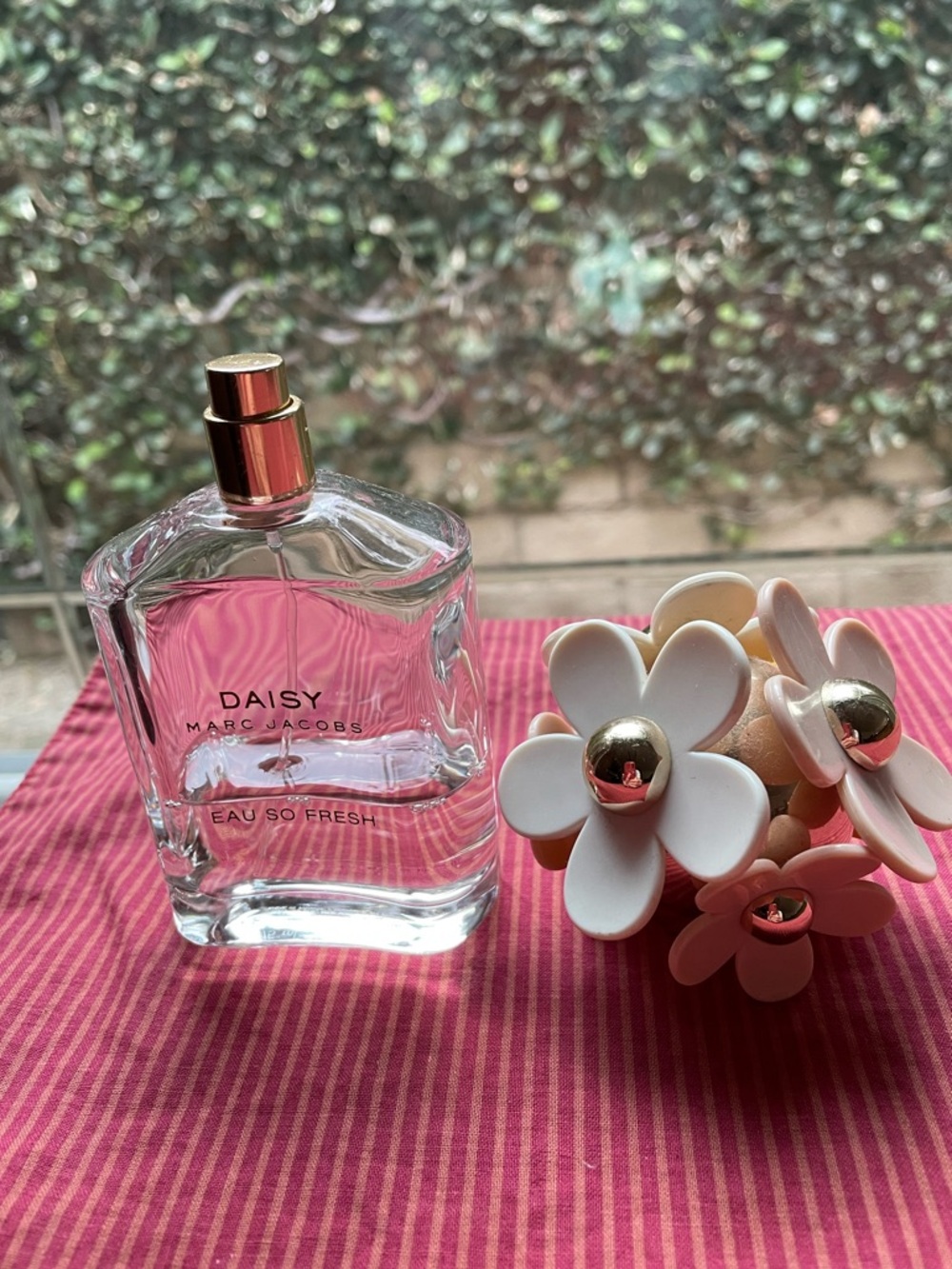 Marc Jacobs Daisy Perfume Bottle with Pink and Yellow Floral Cap 75Ml 2.5 Fl Oz - Picture 2 of 8